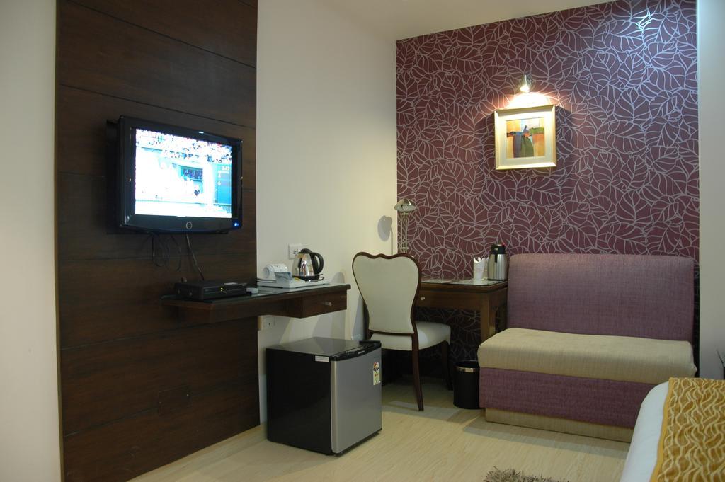 Hotel Palmdale Zirakpur Room photo